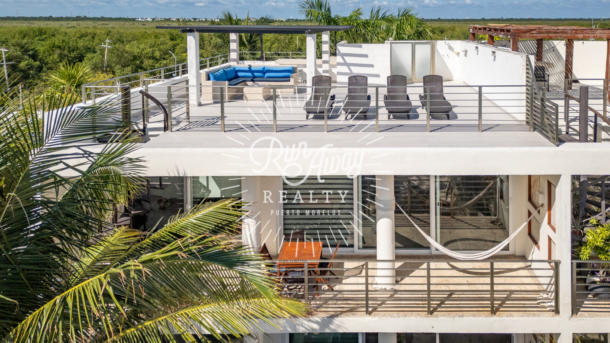 RAR86 - Stunning OCEAN FRONT Penthouse with Private Roof Deck - Run ...